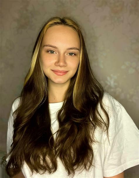 19 Years Old Girl sucking a load out to swallow down E486.